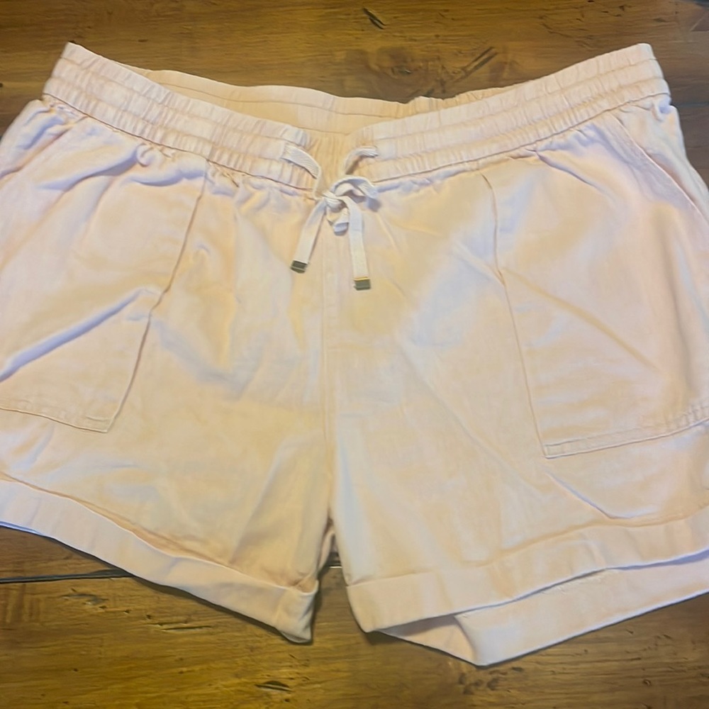 Women’s Old Navy Linen Shorts. Size Large. Comfy and great condition. Pale Pink